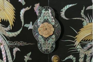 アジアンビンテージ　高級品　韓国民芸家具　圧巻の螺鈿(ラデン)細工がインパクト抜群のワードローブ(洋服タンス、収納棚、ヴィンテージ)(R-075976)