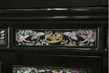 アジアンビンテージ　高級品　韓国民芸家具　圧巻の螺鈿(ラデン)細工がインパクト抜群のワードローブ(洋服タンス、収納棚、ヴィンテージ)(R-075976)