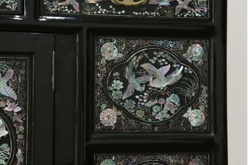 アジアンビンテージ　高級品　韓国民芸家具　圧巻の螺鈿(ラデン)細工がインパクト抜群のワードローブ(洋服タンス、収納棚、ヴィンテージ)(R-075976)
