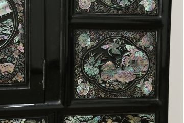 アジアンビンテージ　高級品　韓国民芸家具　圧巻の螺鈿(ラデン)細工がインパクト抜群のワードローブ(洋服タンス、収納棚、ヴィンテージ)(R-075976)
