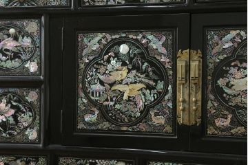 アジアンビンテージ　高級品　韓国民芸家具　圧巻の螺鈿(ラデン)細工がインパクト抜群のワードローブ(洋服タンス、収納棚、ヴィンテージ)(R-075976)