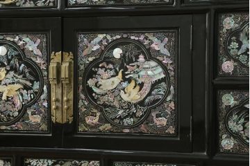 アジアンビンテージ　高級品　韓国民芸家具　圧巻の螺鈿(ラデン)細工がインパクト抜群のワードローブ(洋服タンス、収納棚、ヴィンテージ)(R-075976)