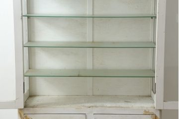 和製アンティーク　シャビーシックな雰囲気が魅力のケビントガラスケース(ショーケース、飾り棚、陳列棚、収納棚、戸棚、デンタルケース、デンタルキャビネット)(R-075977)