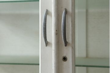 和製アンティーク　シャビーシックな雰囲気が魅力のケビントガラスケース(ショーケース、飾り棚、陳列棚、収納棚、戸棚、デンタルケース、デンタルキャビネット)(R-075977)