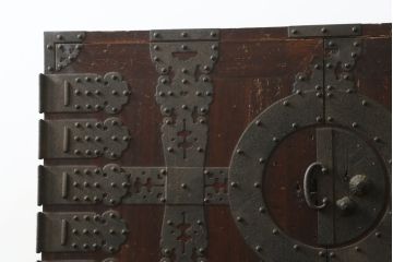 和製アンティーク　上手物!!　特注金具　総桐　趣のある佇まいが魅力的な観音開きの関東衣装箪笥(時代箪笥、観音箪笥、和タンス、桐たんす、桐箪笥、収納箪笥、引き出し、重ね箪笥)(R-075980)
