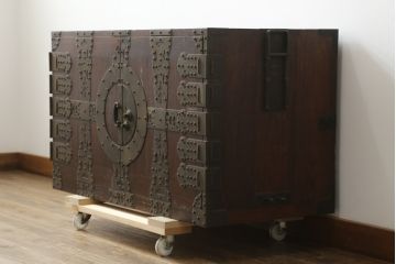 和製アンティーク　上手物!!　特注金具　総桐　趣のある佇まいが魅力的な観音開きの関東衣装箪笥ローボード(時代箪笥、観音箪笥、和タンス、桐たんす、桐箪笥、収納箪笥、引き出し)(R-075981)