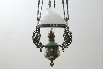 アンティーク照明　ヨーロッパ　高級品!!　陶器製の油タンクと豪華な真鍮製の吊り金具が魅力的なオイルランプ(天井照明、吊り下げランプ、ランタン、ハンギングランプ)(R-075983)