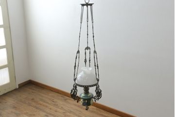 アンティーク照明　ヨーロッパ　高級品!!　陶器製の油タンクと豪華な真鍮製の吊り金具が魅力的なオイルランプ(天井照明、吊り下げランプ、ランタン、ハンギングランプ)(R-075983)