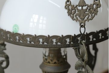 アンティーク照明　ヨーロッパ　高級品!!　陶器製の油タンクと豪華な真鍮製の吊り金具が魅力的なオイルランプ(天井照明、吊り下げランプ、ランタン、ハンギングランプ)(R-075983)
