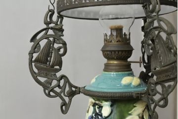 アンティーク照明　ヨーロッパ　高級品!!　陶器製の油タンクと豪華な真鍮製の吊り金具が魅力的なオイルランプ(天井照明、吊り下げランプ、ランタン、ハンギングランプ)(R-075983)