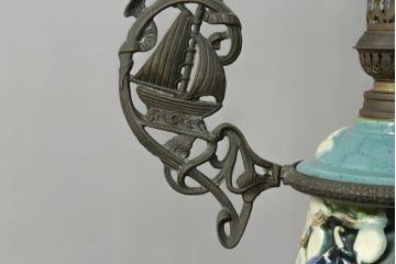 アンティーク照明　ヨーロッパ　高級品!!　陶器製の油タンクと豪華な真鍮製の吊り金具が魅力的なオイルランプ(天井照明、吊り下げランプ、ランタン、ハンギングランプ)(R-075983)