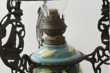 アンティーク照明　ヨーロッパ　高級品!!　陶器製の油タンクと豪華な真鍮製の吊り金具が魅力的なオイルランプ(天井照明、吊り下げランプ、ランタン、ハンギングランプ)(R-075983)