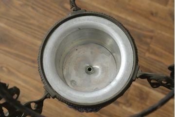 アンティーク照明　ヨーロッパ　高級品!!　陶器製の油タンクと豪華な真鍮製の吊り金具が魅力的なオイルランプ(天井照明、吊り下げランプ、ランタン、ハンギングランプ)(R-075983)