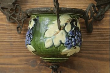 アンティーク照明　ヨーロッパ　高級品!!　陶器製の油タンクと豪華な真鍮製の吊り金具が魅力的なオイルランプ(天井照明、吊り下げランプ、ランタン、ハンギングランプ)(R-075983)