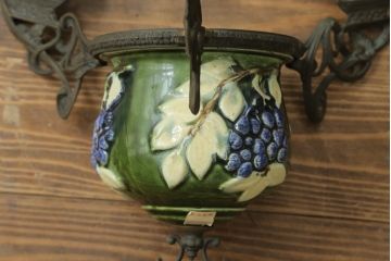 アンティーク照明　ヨーロッパ　高級品!!　陶器製の油タンクと豪華な真鍮製の吊り金具が魅力的なオイルランプ(天井照明、吊り下げランプ、ランタン、ハンギングランプ)(R-075983)