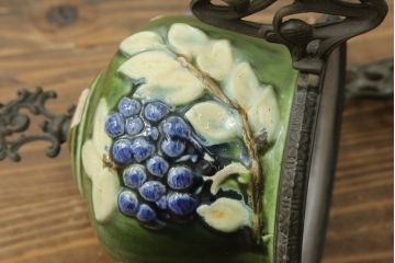 アンティーク照明　ヨーロッパ　高級品!!　陶器製の油タンクと豪華な真鍮製の吊り金具が魅力的なオイルランプ(天井照明、吊り下げランプ、ランタン、ハンギングランプ)(R-075983)