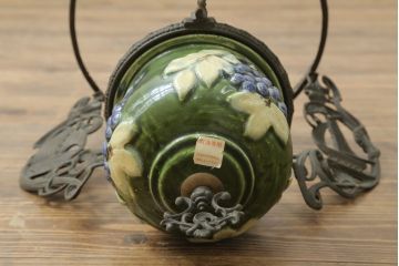 アンティーク照明　ヨーロッパ　高級品!!　陶器製の油タンクと豪華な真鍮製の吊り金具が魅力的なオイルランプ(天井照明、吊り下げランプ、ランタン、ハンギングランプ)(R-075983)