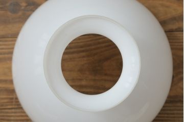 アンティーク照明　ヨーロッパ　高級品!!　陶器製の油タンクと豪華な真鍮製の吊り金具が魅力的なオイルランプ(天井照明、吊り下げランプ、ランタン、ハンギングランプ)(R-075983)