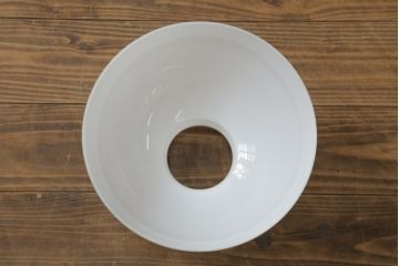 アンティーク照明　ヨーロッパ　高級品!!　陶器製の油タンクと豪華な真鍮製の吊り金具が魅力的なオイルランプ(天井照明、吊り下げランプ、ランタン、ハンギングランプ)(R-075983)