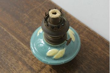 アンティーク照明　ヨーロッパ　高級品!!　陶器製の油タンクと豪華な真鍮製の吊り金具が魅力的なオイルランプ(天井照明、吊り下げランプ、ランタン、ハンギングランプ)(R-075983)