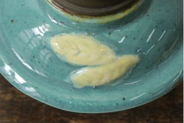 アンティーク照明　ヨーロッパ　高級品!!　陶器製の油タンクと豪華な真鍮製の吊り金具が魅力的なオイルランプ(天井照明、吊り下げランプ、ランタン、ハンギングランプ)(R-075983)
