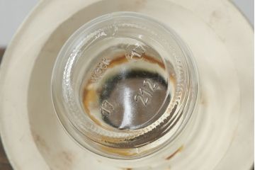 アンティーク照明　ヨーロッパ　高級品!!　陶器製の油タンクと豪華な真鍮製の吊り金具が魅力的なオイルランプ(天井照明、吊り下げランプ、ランタン、ハンギングランプ)(R-075983)