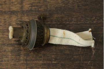 アンティーク照明　ヨーロッパ　高級品!!　陶器製の油タンクと豪華な真鍮製の吊り金具が魅力的なオイルランプ(天井照明、吊り下げランプ、ランタン、ハンギングランプ)(R-075983)