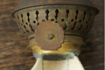 アンティーク照明　ヨーロッパ　高級品!!　陶器製の油タンクと豪華な真鍮製の吊り金具が魅力的なオイルランプ(天井照明、吊り下げランプ、ランタン、ハンギングランプ)(R-075983)