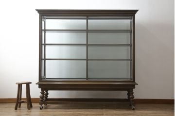 中古　特注品!!　永田良介商店　洗練された佇まいが魅力的な脚付きガラスケース(Gケース、ショーケース、ディスプレイケース、コレクションケース、飾り棚、陳列棚、店舗什器)(R-075984)