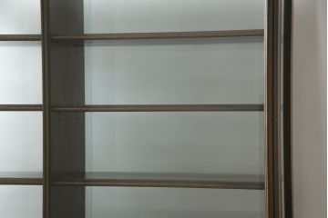 中古　特注品!!　永田良介商店　洗練された佇まいが魅力的な脚付きガラスケース(Gケース、ショーケース、ディスプレイケース、コレクションケース、飾り棚、陳列棚、店舗什器)(R-075984)