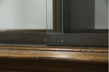 中古　特注品!!　永田良介商店　洗練された佇まいが魅力的な脚付きガラスケース(Gケース、ショーケース、ディスプレイケース、コレクションケース、飾り棚、陳列棚、店舗什器)(R-075984)