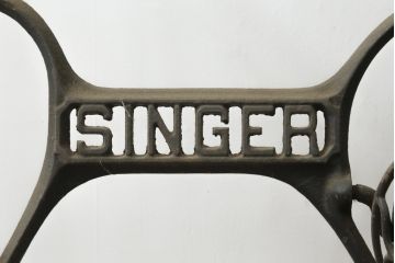 イギリスアンティーク　SINGER(シンガー)社　レトロな佇まいがお洒落なミシンの鉄脚(シンガーミシン、ミシンテーブル、ミシン台)(R-075987)