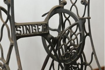 イギリスアンティーク　SINGER(シンガー)社　レトロな佇まいがお洒落なミシンの鉄脚(シンガーミシン、ミシンテーブル、ミシン台)(R-075987)
