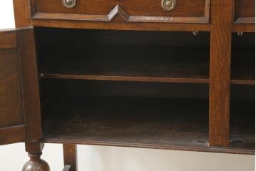 イギリスアンティーク　オーク材　落ち着いた色味とクラシカルな佇まいが目を惹くサイドボード(サイドキャビネット、戸棚、収納棚、英国)(R-075988)