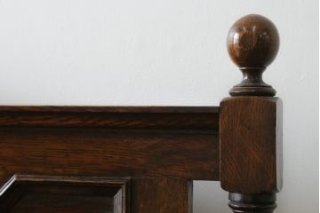 イギリスアンティーク　オーク材　落ち着いた色味とクラシカルな佇まいが目を惹くサイドボード(サイドキャビネット、戸棚、収納棚、英国)(R-075988)