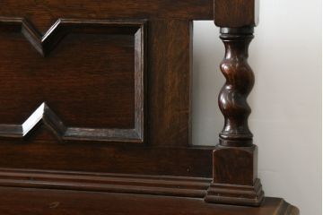 イギリスアンティーク　オーク材　落ち着いた色味とクラシカルな佇まいが目を惹くサイドボード(サイドキャビネット、戸棚、収納棚、英国)(R-075988)