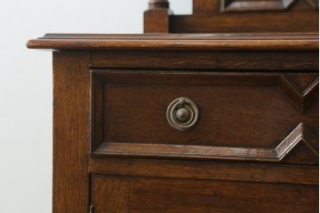 イギリスアンティーク　オーク材　落ち着いた色味とクラシカルな佇まいが目を惹くサイドボード(サイドキャビネット、戸棚、収納棚、英国)(R-075988)