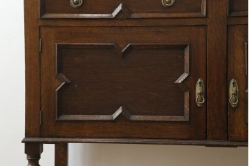イギリスアンティーク　オーク材　落ち着いた色味とクラシカルな佇まいが目を惹くサイドボード(サイドキャビネット、戸棚、収納棚、英国)(R-075988)