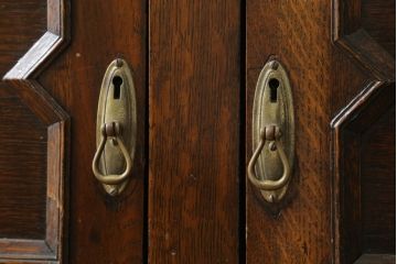 イギリスアンティーク　オーク材　落ち着いた色味とクラシカルな佇まいが目を惹くサイドボード(サイドキャビネット、戸棚、収納棚、英国)(R-075988)