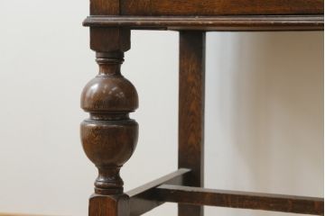 イギリスアンティーク　オーク材　落ち着いた色味とクラシカルな佇まいが目を惹くサイドボード(サイドキャビネット、戸棚、収納棚、英国)(R-075988)
