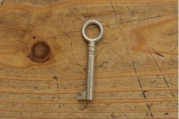 イギリスアンティーク　オーク材　落ち着いた色味とクラシカルな佇まいが目を惹くサイドボード(サイドキャビネット、戸棚、収納棚、英国)(R-075988)