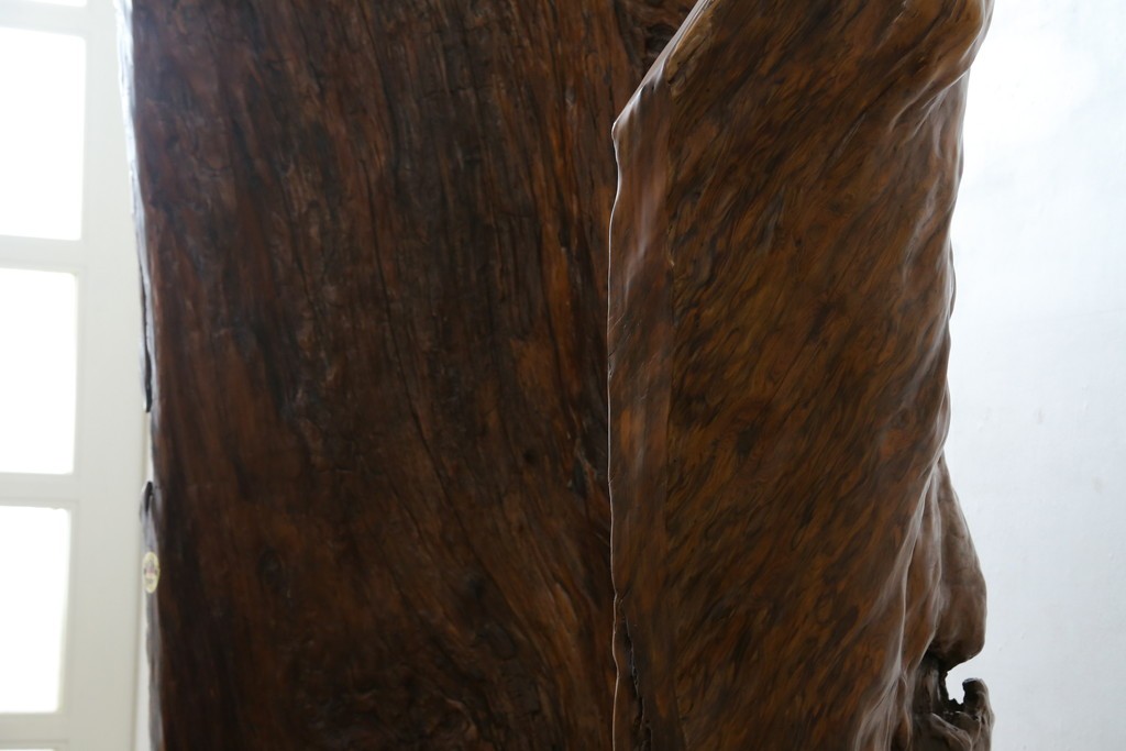 中古　特大!!　漆塗り　木の質感そのままで存在感抜群!屋久杉材の衝立て　定価約400万円　(R-075989)