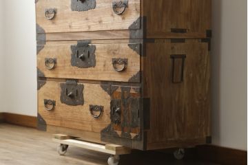 和製アンティーク　前面内部・桐材　時代を経た趣が感じられる佐渡小木箪笥(佐渡箪笥、和たんす、時代箪笥、収納箪笥、引き出し、重ねタンス)(R-075990)