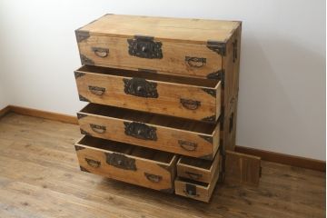 和製アンティーク　前面内部・桐材　時代を経た趣が感じられる佐渡小木箪笥(佐渡箪笥、和たんす、時代箪笥、収納箪笥、引き出し、重ねタンス)(R-075990)