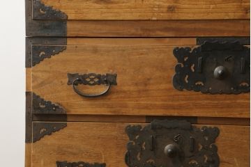 和製アンティーク　前面内部・桐材　時代を経た趣が感じられる佐渡小木箪笥(佐渡箪笥、和たんす、時代箪笥、収納箪笥、引き出し、重ねタンス)(R-075990)
