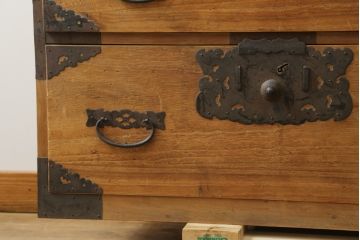 和製アンティーク　前面内部・桐材　時代を経た趣が感じられる佐渡小木箪笥(佐渡箪笥、和たんす、時代箪笥、収納箪笥、引き出し、重ねタンス)(R-075990)