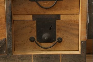 和製アンティーク　前面内部・桐材　時代を経た趣が感じられる佐渡小木箪笥ローボード(佐渡箪笥、和たんす、時代箪笥、収納箪笥、衣装箪笥、引き出し、ローチェスト、テレビ台)(R-075992)