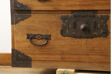 和製アンティーク　前面内部・桐材　時代を経た趣が感じられる佐渡小木箪笥ローボード(佐渡箪笥、和たんす、時代箪笥、収納箪笥、衣装箪笥、引き出し、ローチェスト、テレビ台)(R-075992)
