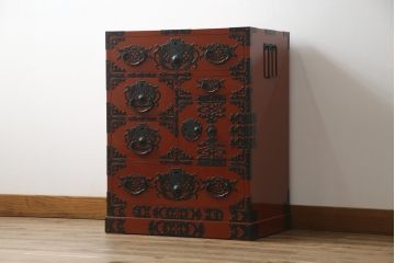中古　美品!!　希少な廃盤品!!　米沢箪笥　伝統工芸　漆塗り　朱塗り　鋲と凝った金具の意匠が目を引く手許箪笥(和タンス、収納箪笥、小箪笥、引き出し)(R-075995)