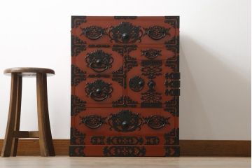 中古　美品!!　希少な廃盤品!!　米沢箪笥　伝統工芸　漆塗り　朱塗り　鋲と凝った金具の意匠が目を引く手許箪笥(和タンス、収納箪笥、小箪笥、引き出し)(R-075995)